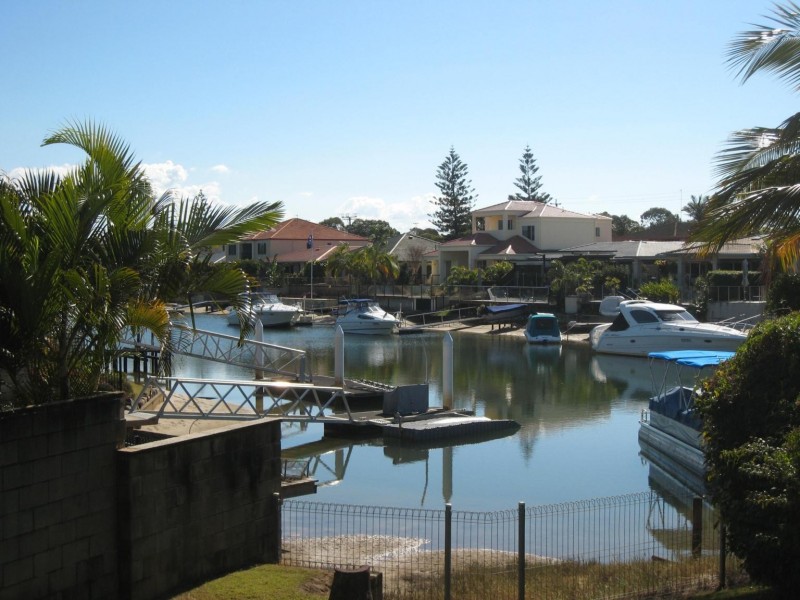 97 Amalfi Drive, Isle Of Capri QLD 4217