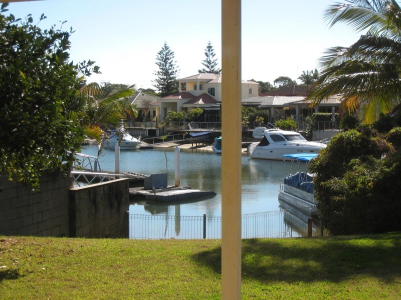 97 Amalfi Drive, Isle Of Capri QLD 4217