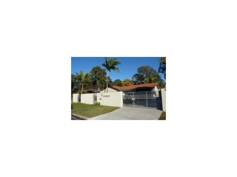 27 Lambros Dr, Benowa QLD 4217