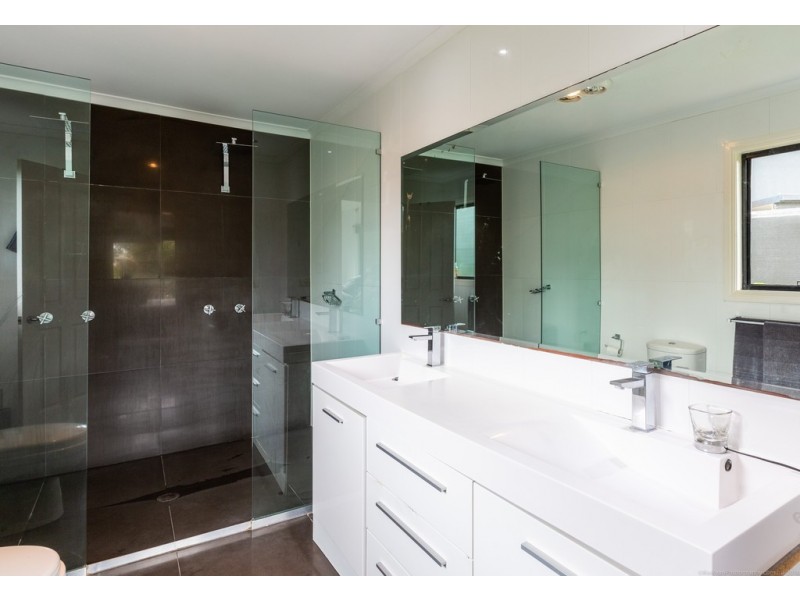 8 Talinga Crescent, Southport QLD 4215