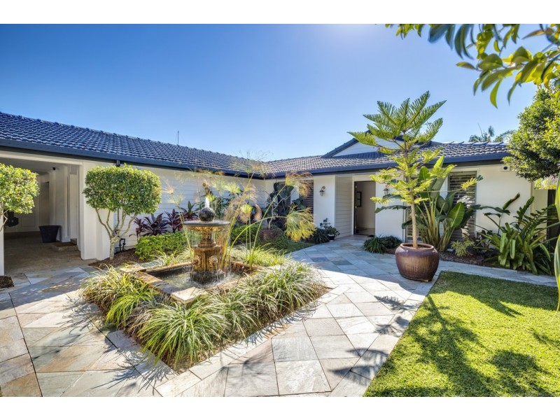 9 Rowes Court, Sorrento QLD 4217