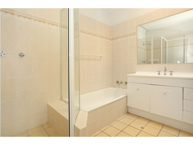 2A Greer Terrace, Southport QLD 4215