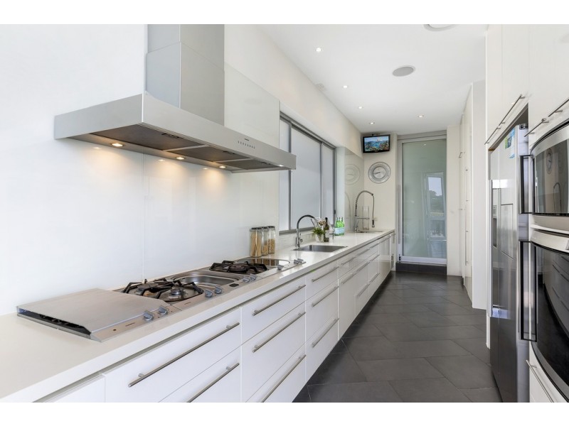 104 Admiralty Drive, Paradise Waters QLD 4217