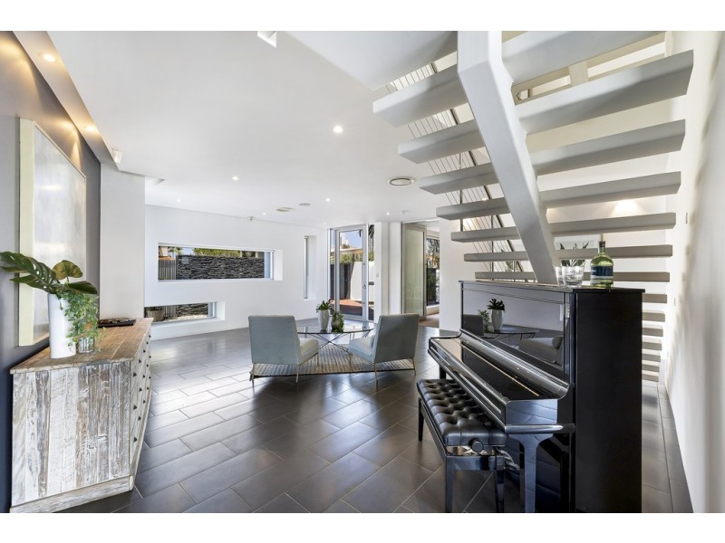 104 Admiralty Drive, Paradise Waters QLD 4217