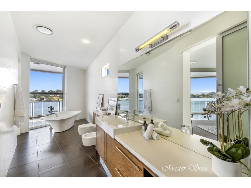 104 Admiralty Drive, Paradise Waters QLD 4217