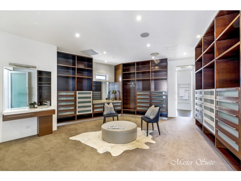 104 Admiralty Drive, Paradise Waters QLD 4217