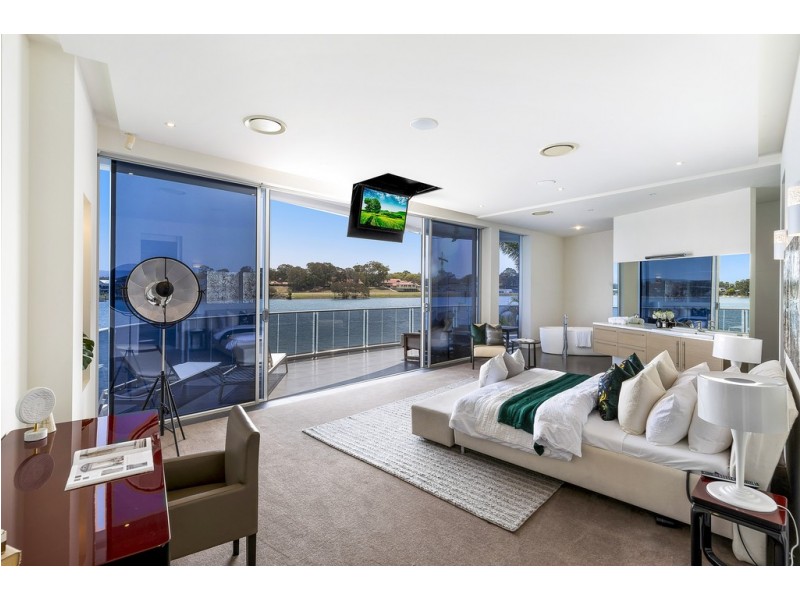 104 Admiralty Drive, Paradise Waters QLD 4217