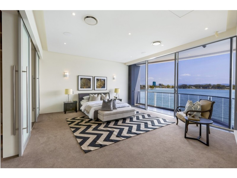 104 Admiralty Drive, Paradise Waters QLD 4217