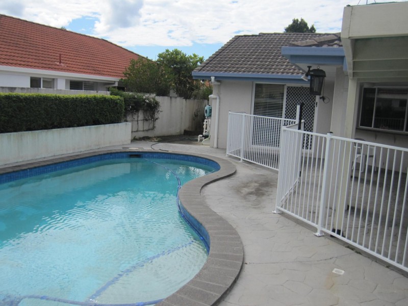 21 Edinburgh Road, Benowa Waters QLD 4217