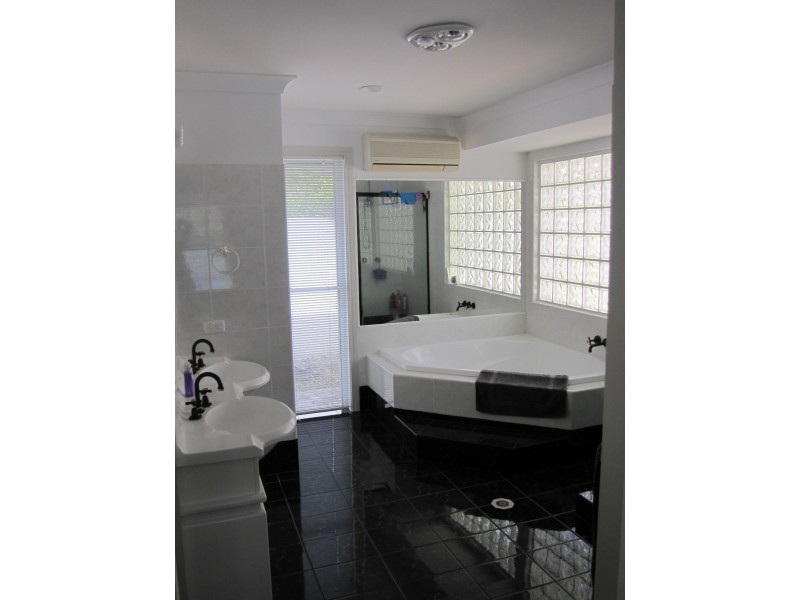 21 Edinburgh Road, Benowa Waters QLD 4217