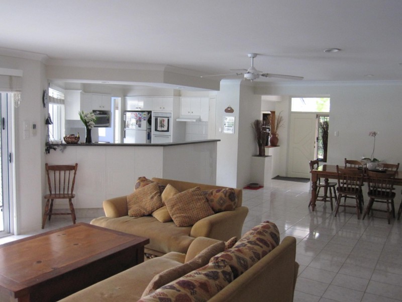 21 Edinburgh Road, Benowa Waters QLD 4217