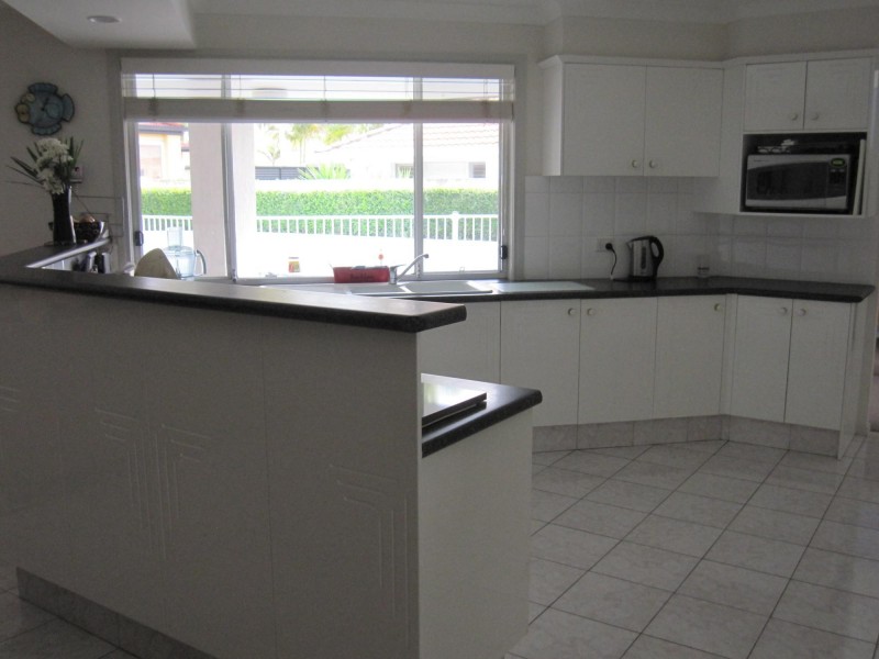 21 Edinburgh Road, Benowa Waters QLD 4217