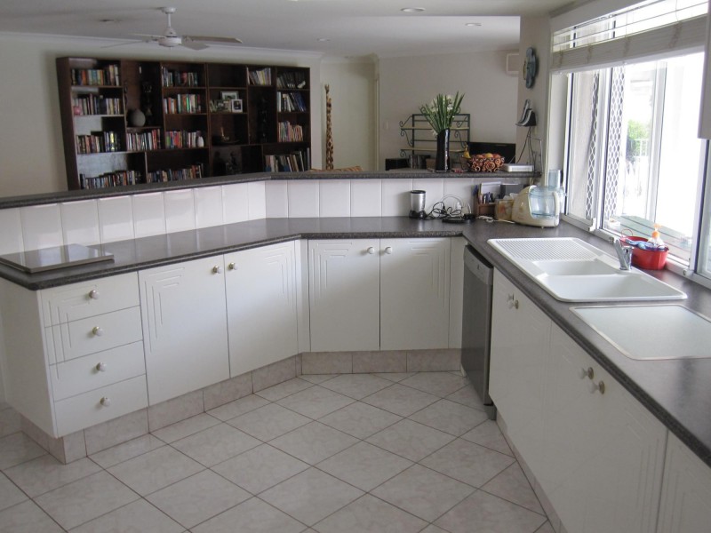 21 Edinburgh Road, Benowa Waters QLD 4217