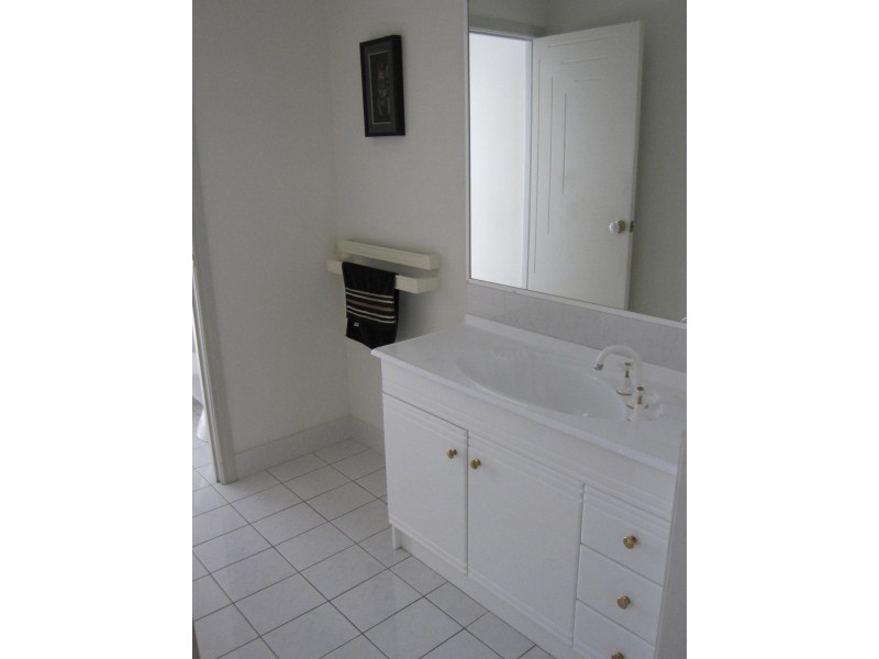 21 Edinburgh Road, Benowa Waters QLD 4217