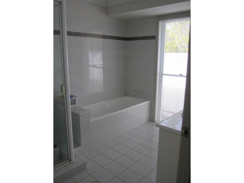 21 Edinburgh Road, Benowa Waters QLD 4217