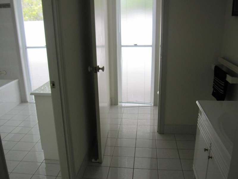 21 Edinburgh Road, Benowa Waters QLD 4217