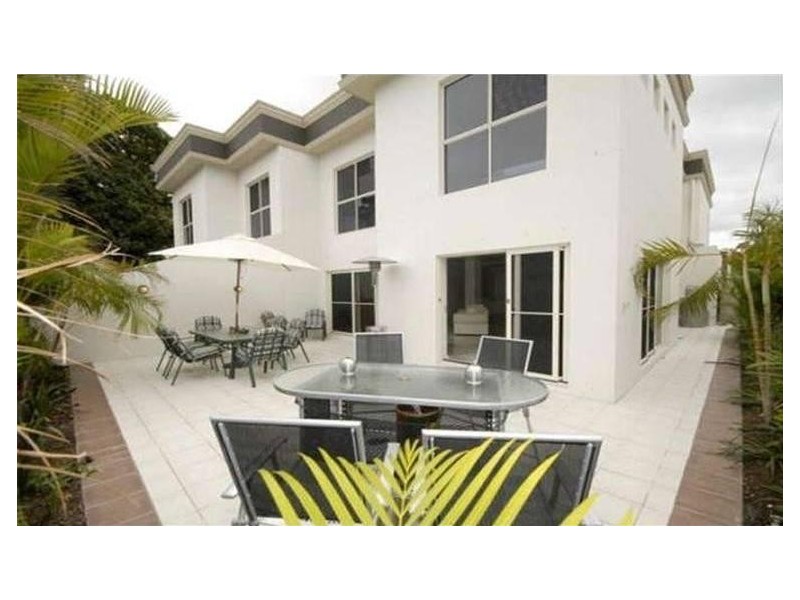 2/14 Crombie Avenue, Bundall QLD 4217