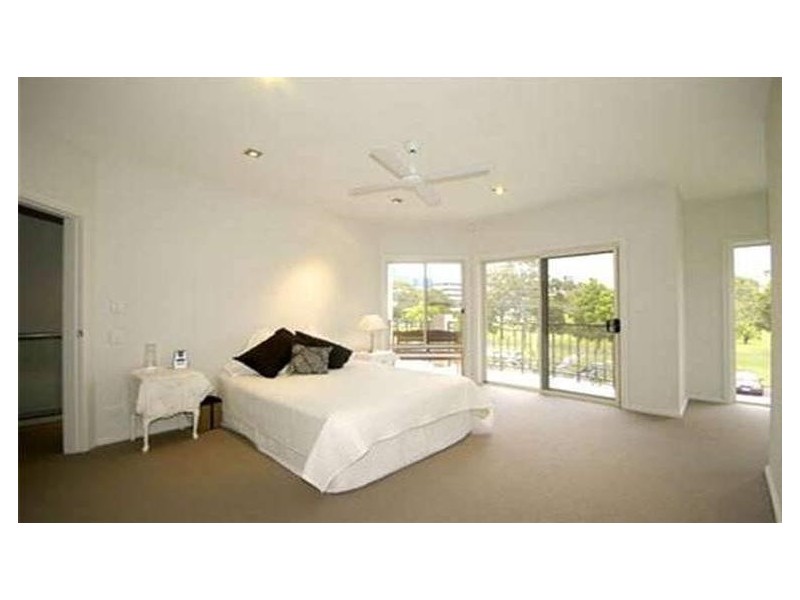 2/14 Crombie Avenue, Bundall QLD 4217