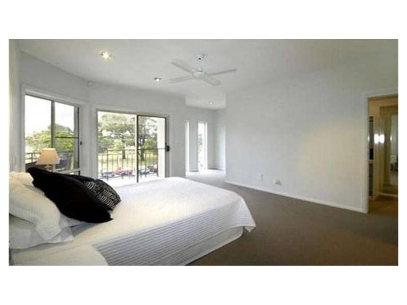 2/14 Crombie Avenue, Bundall QLD 4217