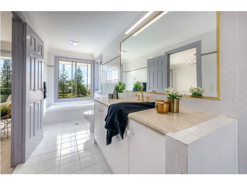 106 Edinburgh Road, Benowa Waters QLD 4217