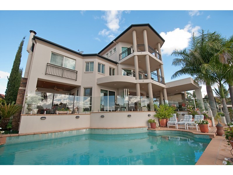 37 Istana View, Clear Island Waters QLD 4226