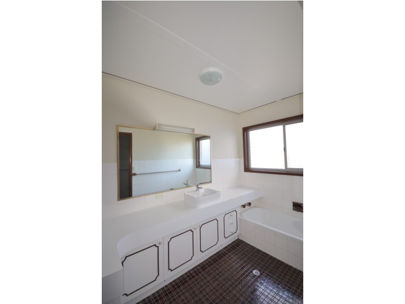 3 Canal Avenue, Runaway Bay QLD 4216