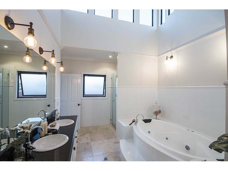 5 Wombat Court, Sorrento QLD 4217
