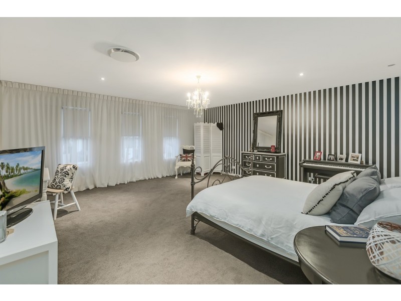 5 Riverbank Court, Ashmore QLD 4214