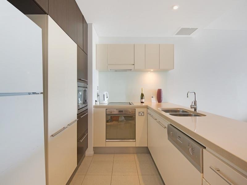 802/89 ‘The Wave’ Surf Parade, Broadbeach QLD 4218