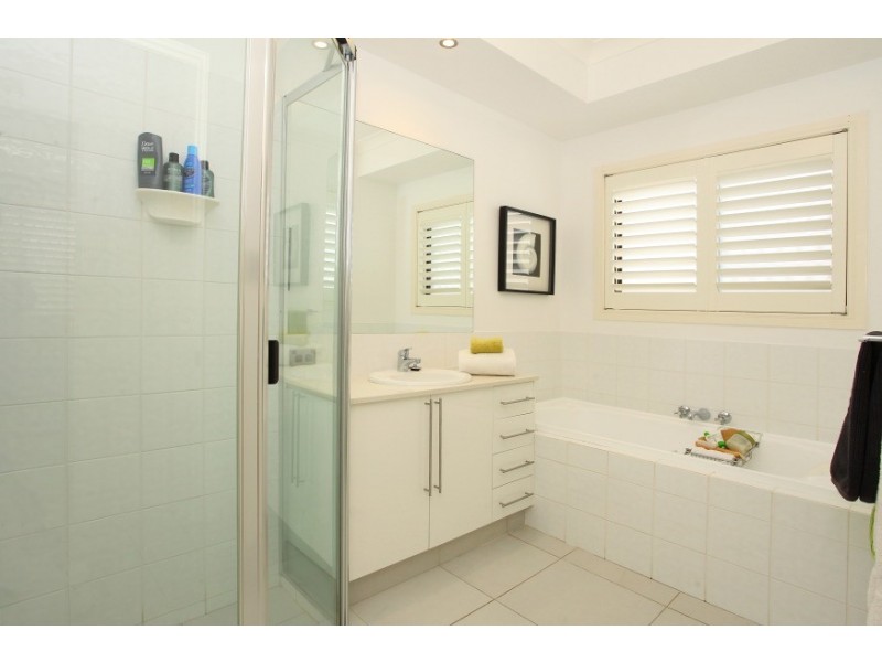 13 Renate Way, Benowa Waters QLD 4217