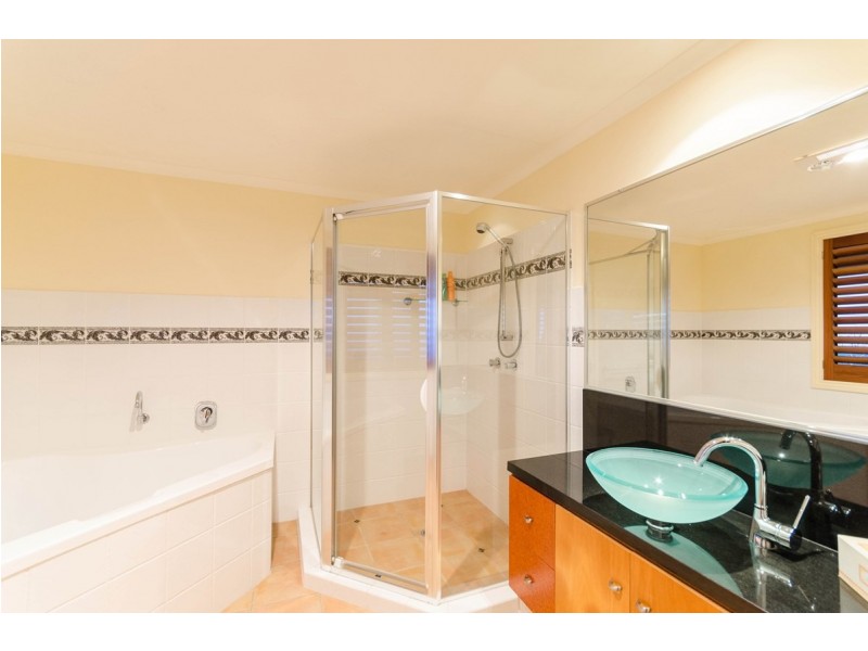 24 Paradise Drive, Eagle Heights QLD 4271