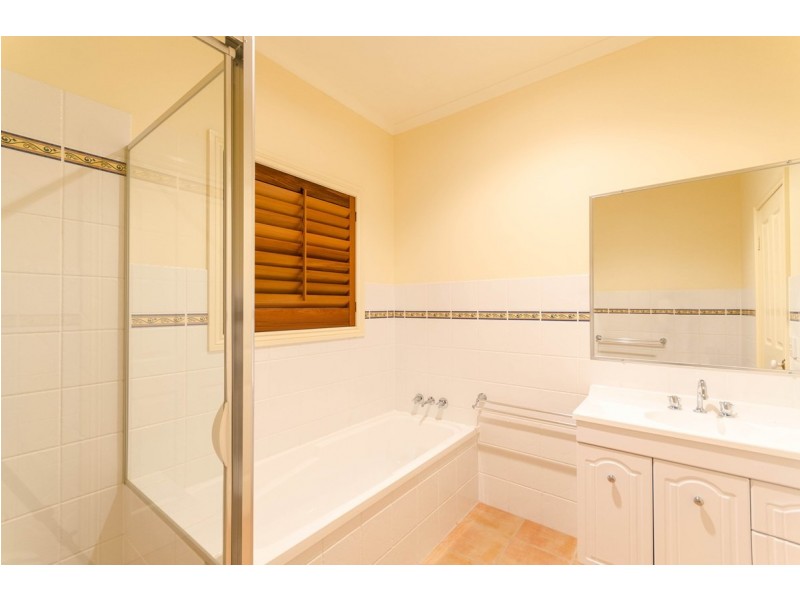 24 Paradise Drive, Eagle Heights QLD 4271