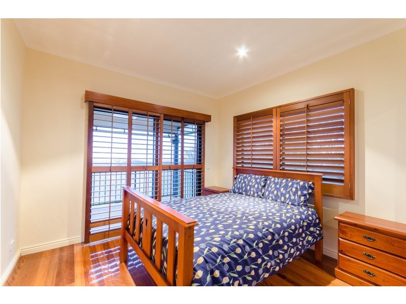 24 Paradise Drive, Eagle Heights QLD 4271