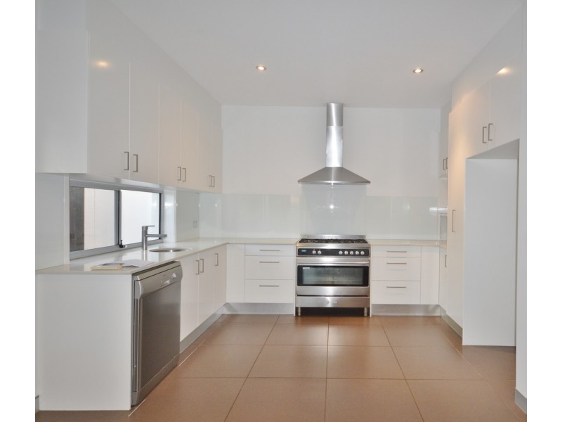 33 Chester Terrace, Southport QLD 4215