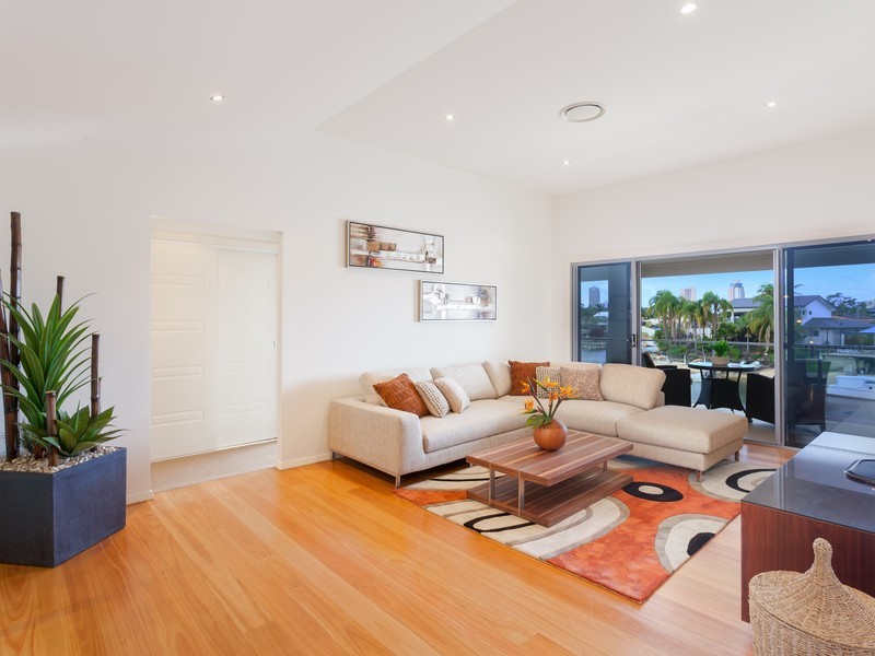 17 Alvarado Court, Broadbeach Waters QLD 4218