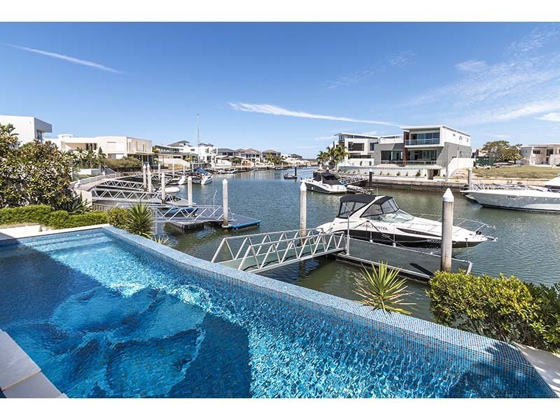 27 Knightsbridge Parade East, Sovereign Islands QLD 4216