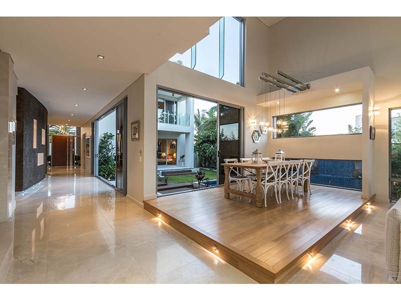 27 Knightsbridge Parade East, Sovereign Islands QLD 4216