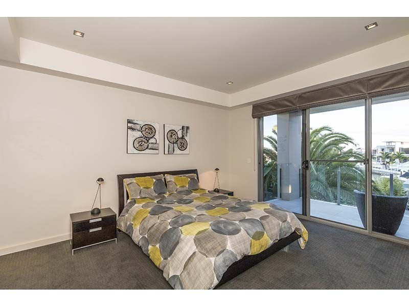 27 Knightsbridge Parade East, Sovereign Islands QLD 4216