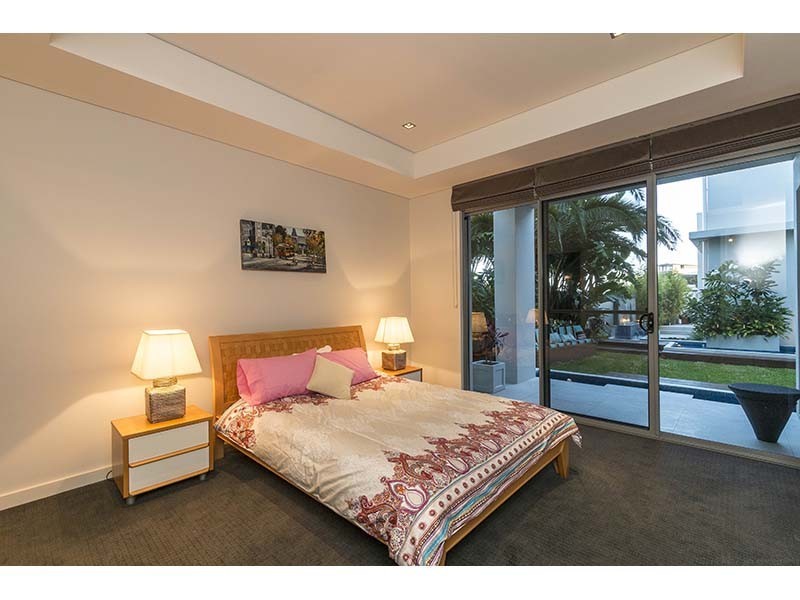27 Knightsbridge Parade East, Sovereign Islands QLD 4216