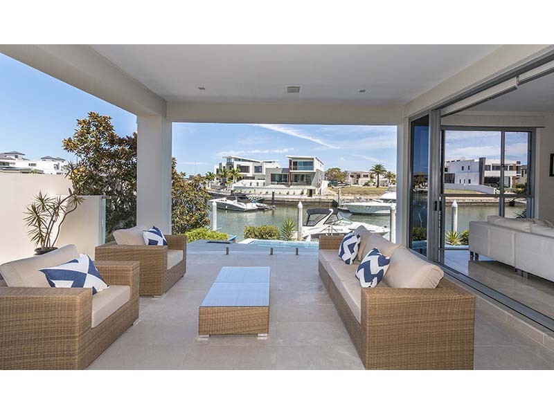 27 Knightsbridge Parade East, Sovereign Islands QLD 4216