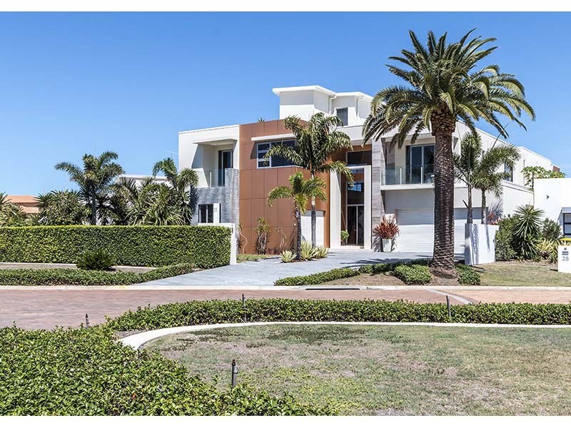 27 Knightsbridge Parade East, Sovereign Islands QLD 4216