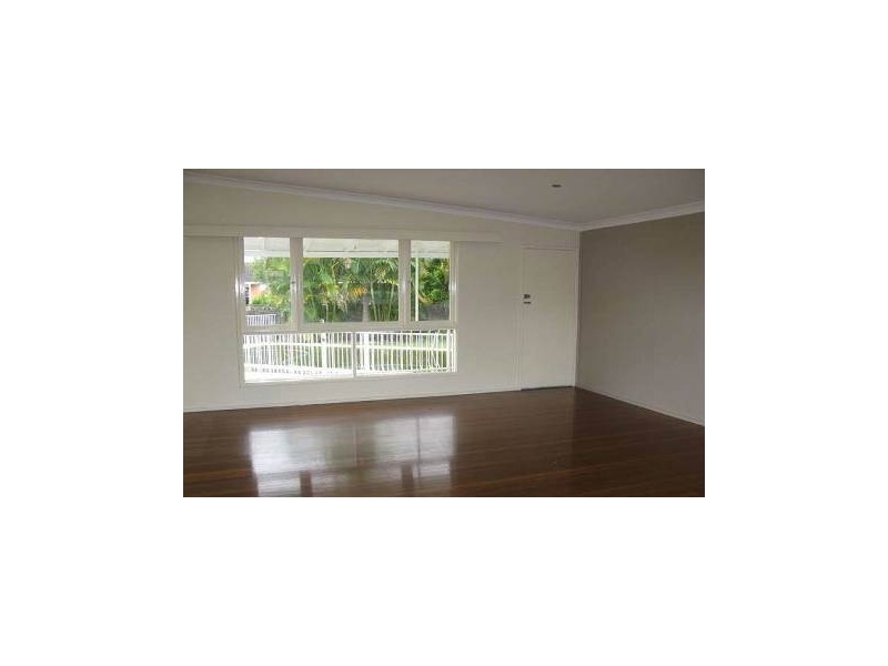 11 Naranga Avenue, Broadbeach Waters QLD 4218