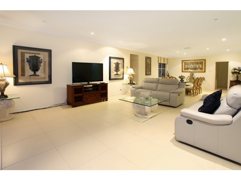 21 Peninsula Court, Mermaid Waters QLD 4218