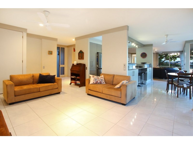 393 Benowa Road, Benowa Waters QLD 4217