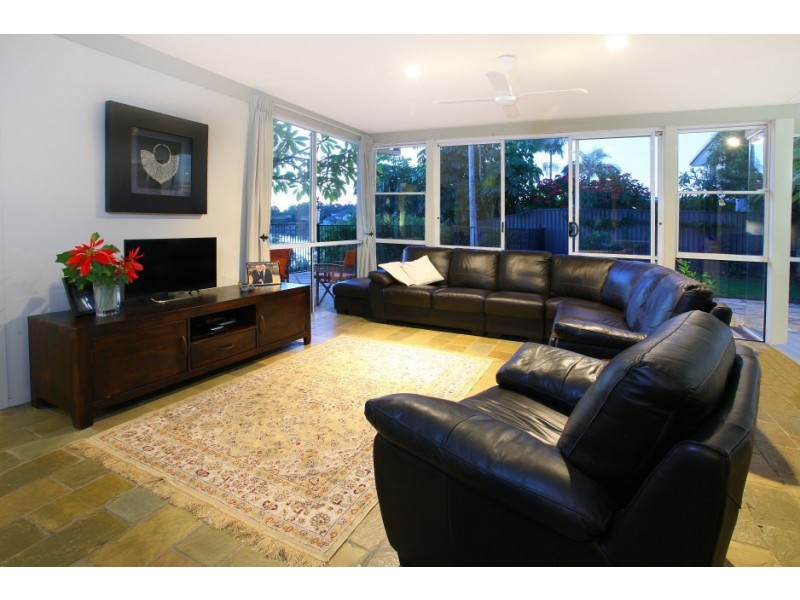 393 Benowa Road, Benowa Waters QLD 4217