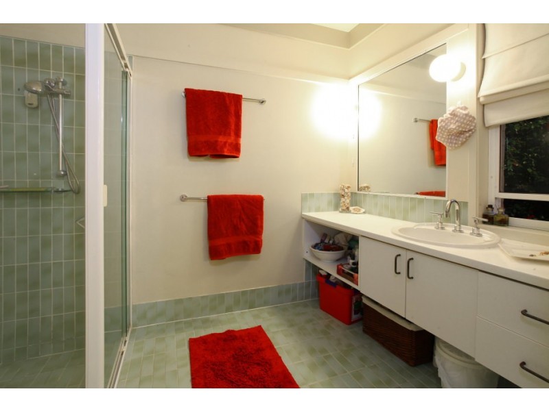 393 Benowa Road, Benowa Waters QLD 4217