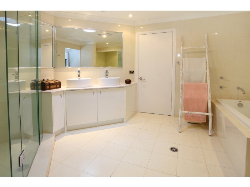 68 Cabana Boulevard, Benowa Waters QLD 4217