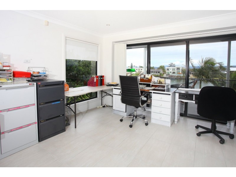 68 Cabana Boulevard, Benowa Waters QLD 4217
