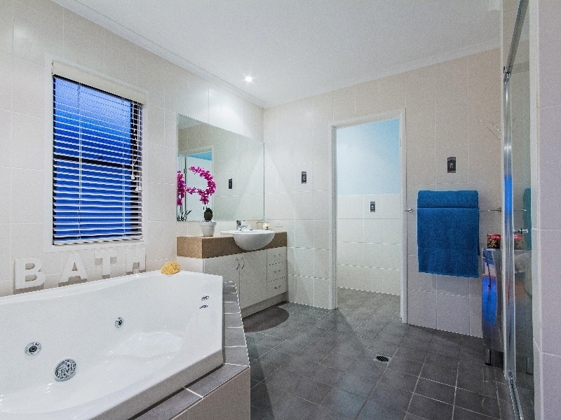 1/150 THE ESPLANADE, Paradise Point QLD 4216