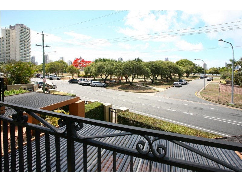 2/24-26 Brighton Parade, Southport QLD 4215